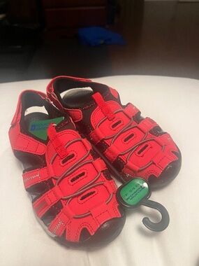 Mountain warehouse brand new kids sandals US size 1 for boys or girls